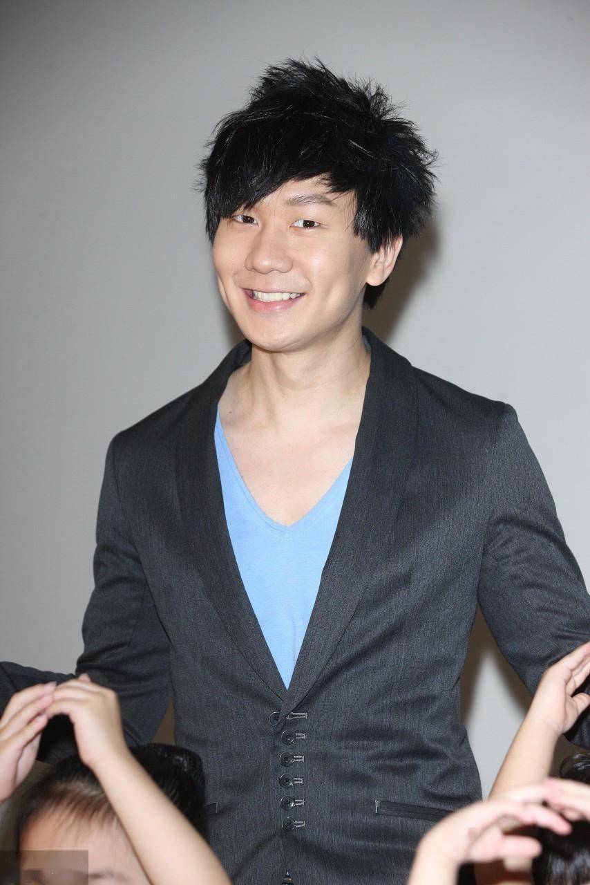 林俊杰早年一首《小酒窝》火边大街小巷,至今仍是华语乐坛最耀眼的