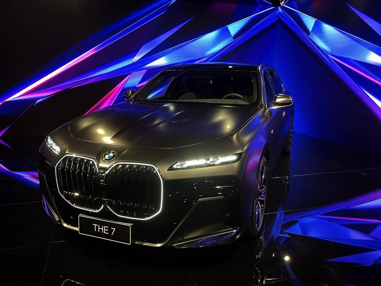 大灯带水晶、后排8K大屏，比S级更“壕”！全新宝马7系实拍_搜狐网, image size:1265x949