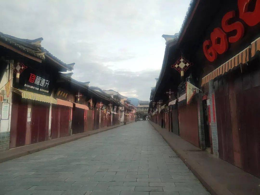 有这样一群人 他们在会理古城里默默付出 街道 人们 颜色