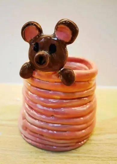 第2课时1.对小笔筒/小花篮上釉彩绘;2.手捏小动物/小植物.第3课时1.