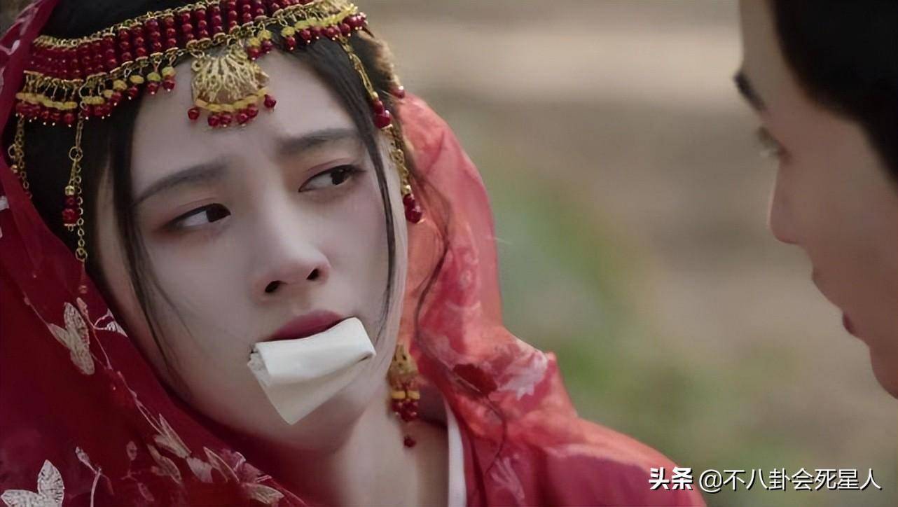 绑架除了塞布条,防止人质喊出声外,用绳子五花大绑限制行动,也是重要