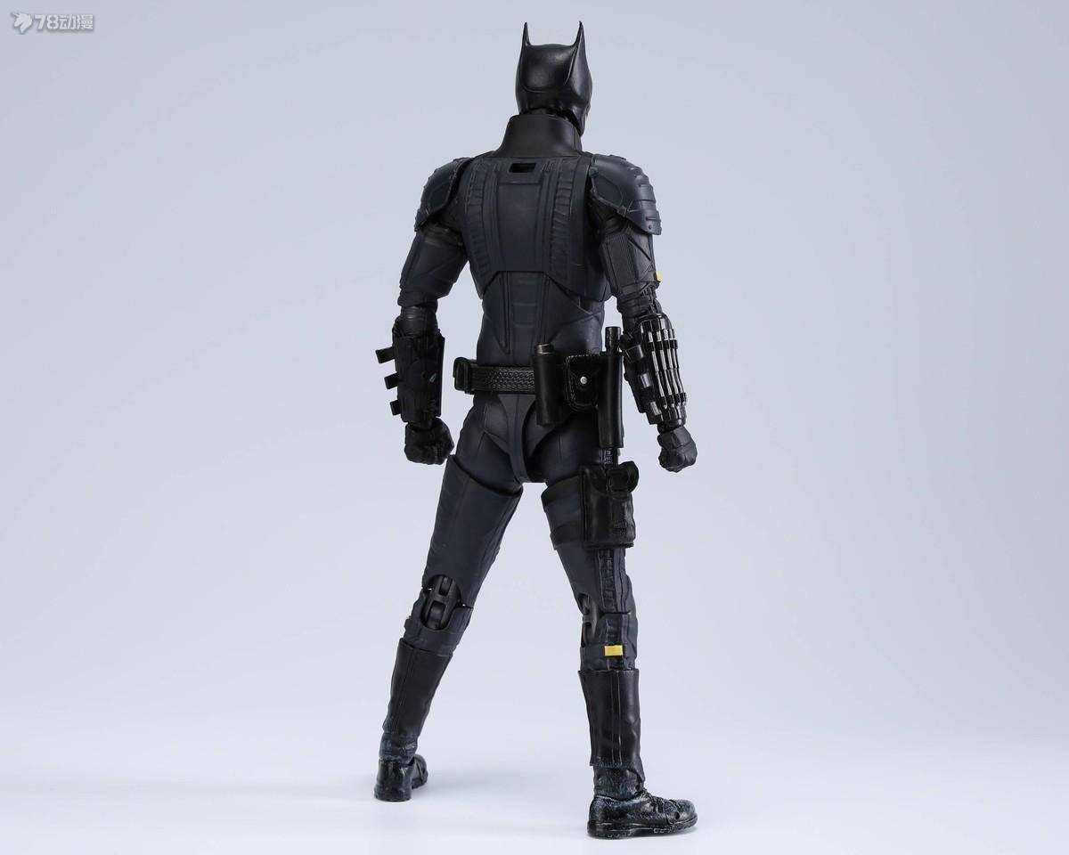 可以卸下披风新蝙蝠侠的战衣风格个人感觉是科技和实用的结合,设定中