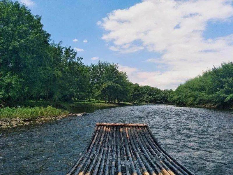 天目山支流,莫干山支流汇合形成了径山的双溪,也汇合成了休闲度假胜地