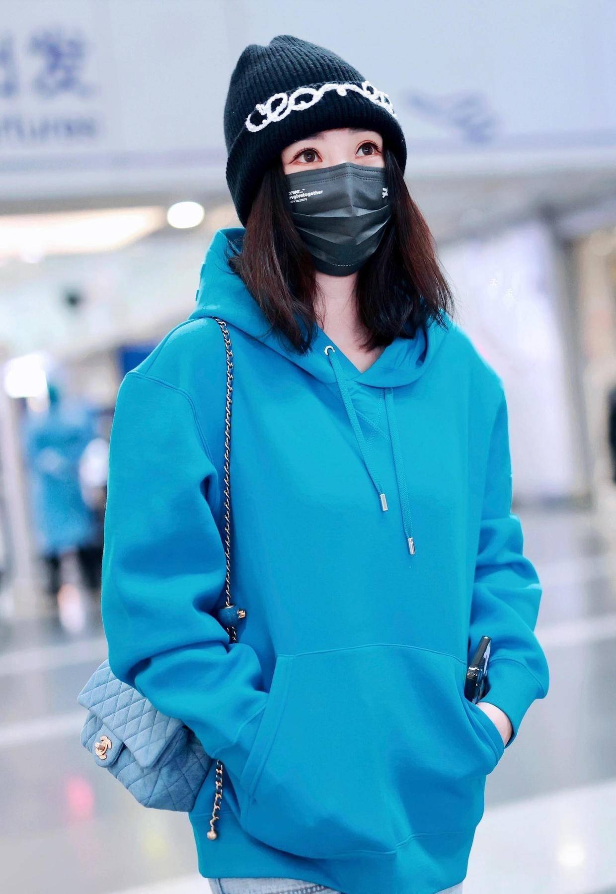 "柳岩"换了风格更时髦,穿蓝色卫衣配阔腿裤走机场,气场全开