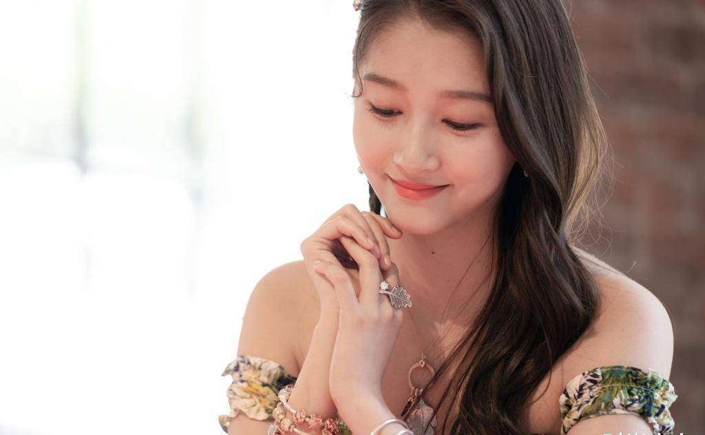 关晓彤晒《二十不惑》剧照,穿不规则印花裙扎彩色小辫,甜美少女_造型
