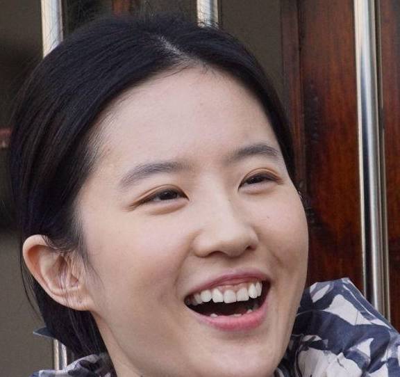 她一笑起来,上牙龈会外露,嘴唇有点外翻,但是颜值还是在线的呢.