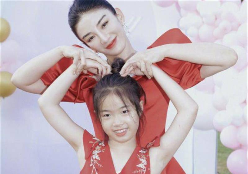 黄奕又开始秀娃,八岁女儿出落得亭亭玉立,还有绘画的本领_黄毅清_作品