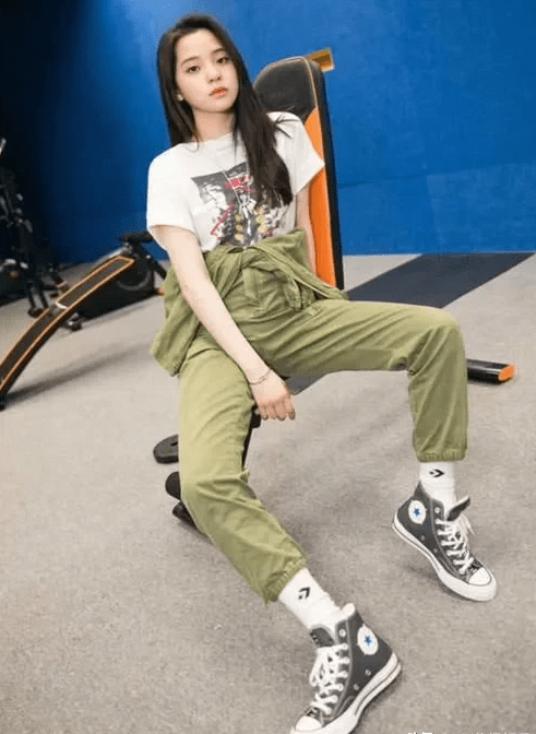 虞书欣的坐姿,杨紫的坐姿,欧阳娜娜的坐姿,看关晓彤:模仿不来_什么