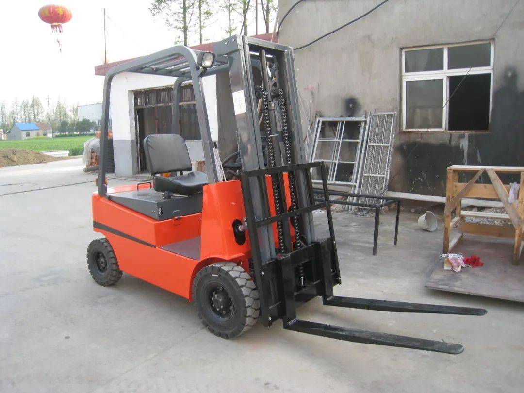 使用假合格证,发票,维修卡等配套材料将二手翻新低吨位叉车伪装成3