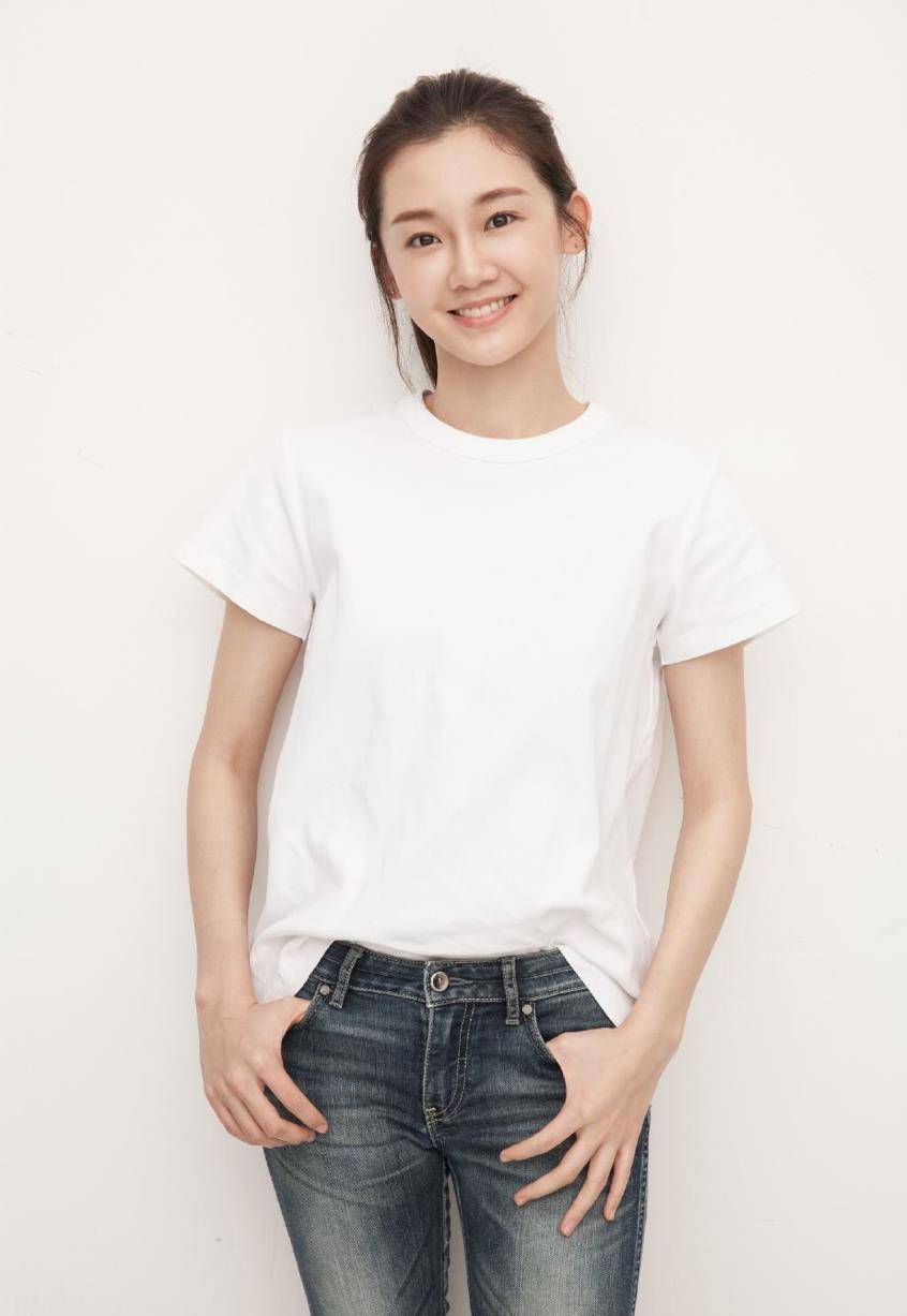 苗苗穿t恤搭牛仔短裤清新气质,不化妆也耐看,少女感扑面而来_女人