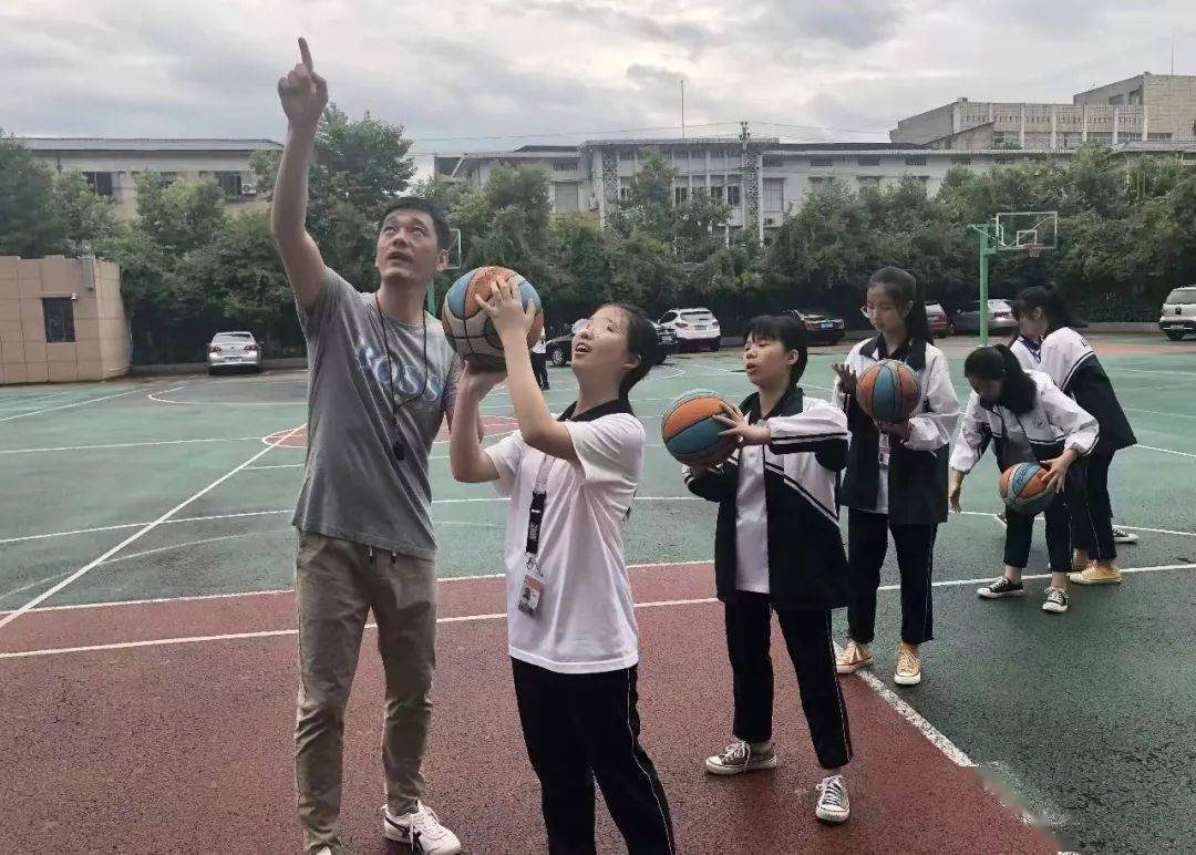 1995年毕业于庵初级中学,后就读庵东中学(高中),2003年从宁波大学体育