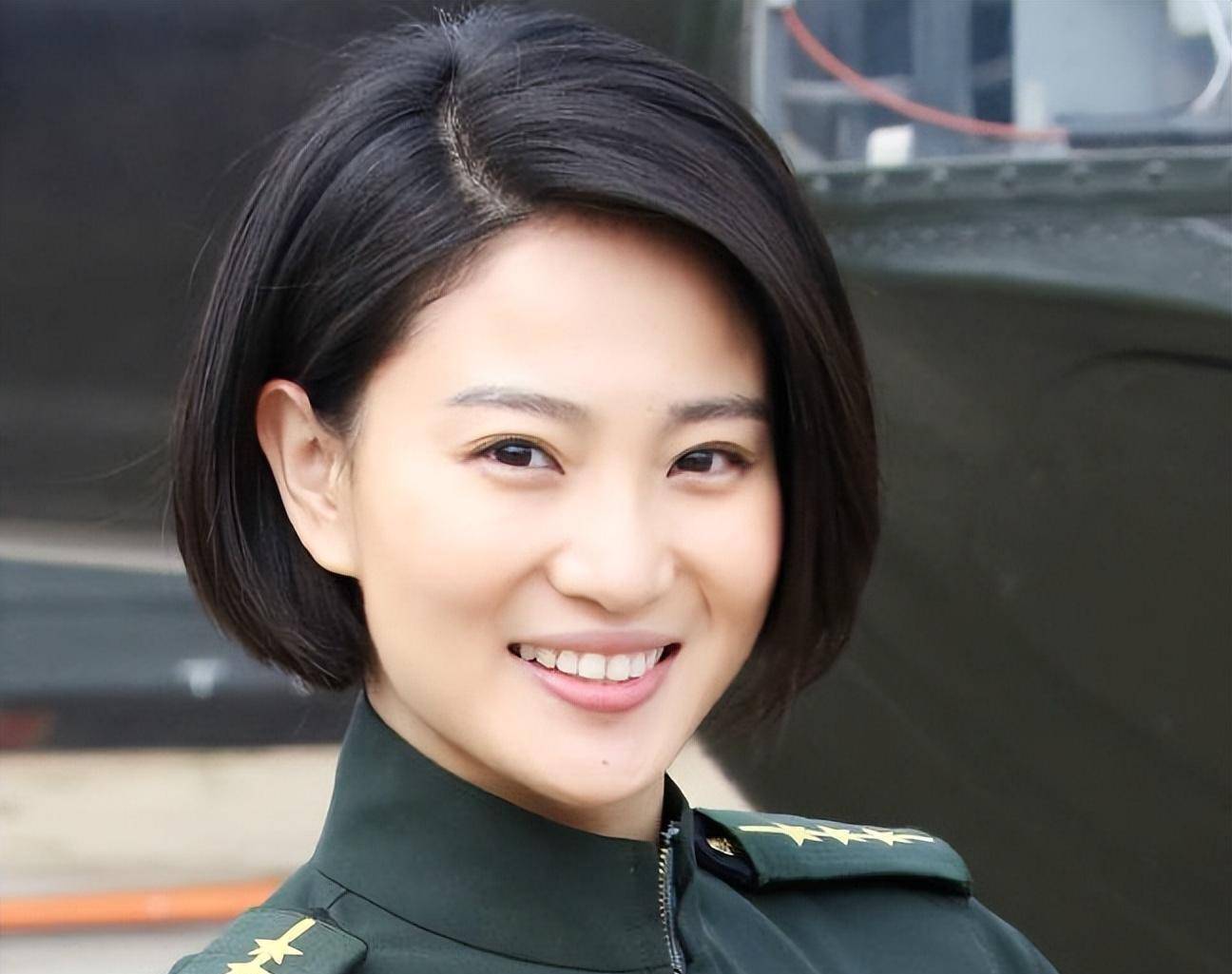 不是穿上军装就叫军人,这7位女星告诉你,什么叫巾帼不让须眉_余男_侯