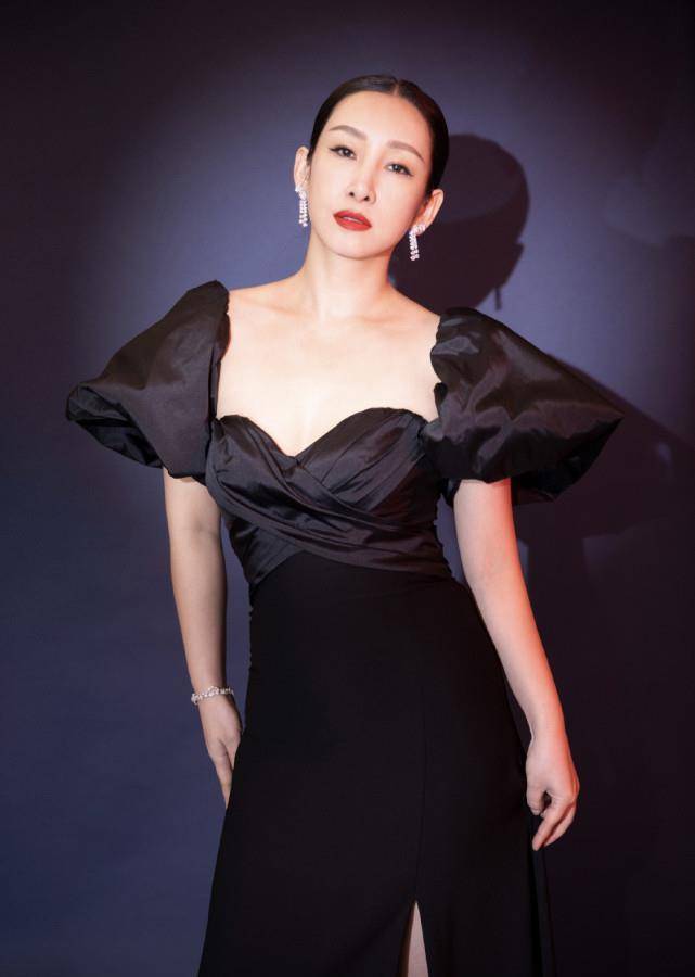 秦海璐选择是一身黑色泡泡袖礼服裙,尽显优雅气质和时尚女人味