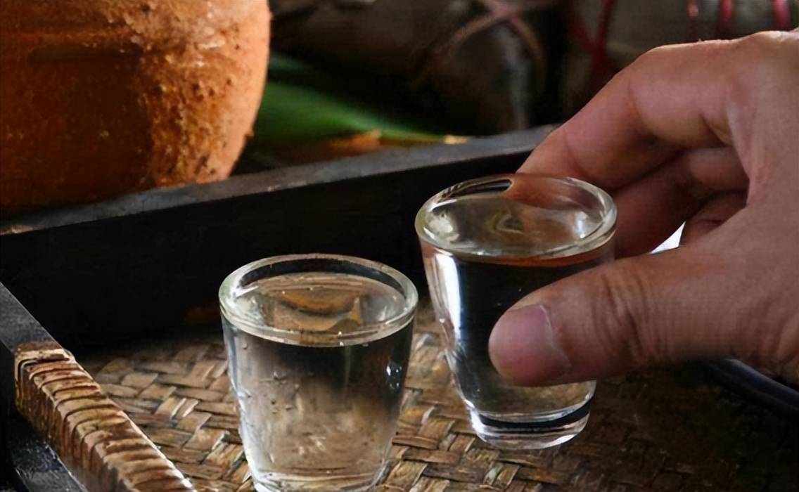 大家也知道白酒是一种容易挥发的饮品,用大杯子喝酒,一时间喝不完香味