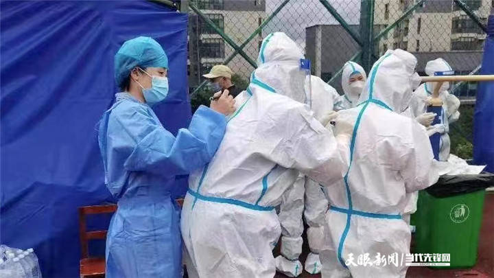 贵阳战疫|石膏板挡不住她的工作热情!省医肿瘤科全员上阵投身抗疫前线_病人_核酸_防控
