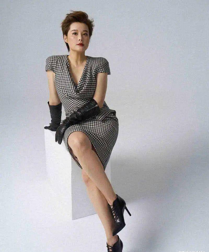 微胖袁立刷新时尚认知,穿大红旗袍洋气喜庆,这身材才叫"有料"_女人