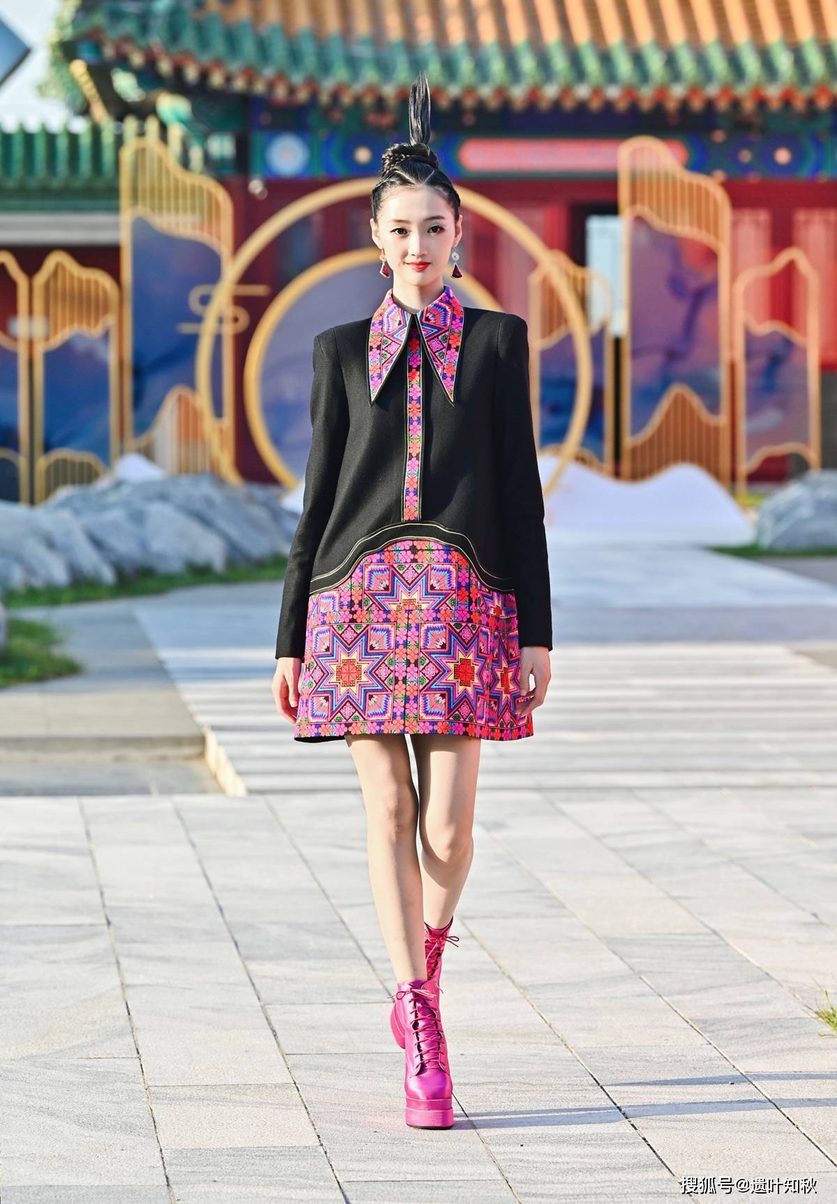 《有凤来仪》金顶奖设计师刘薇非遗作品时装秀在京举行_传统_中国