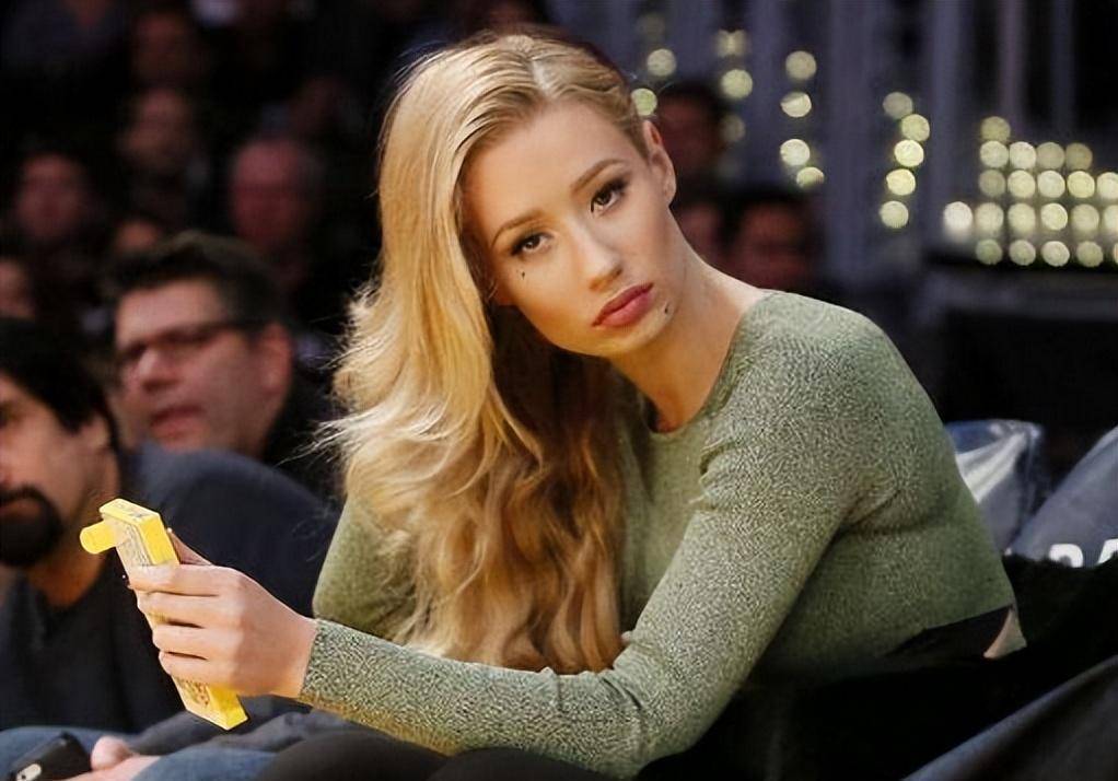 尼克杨前女友久违亮相!