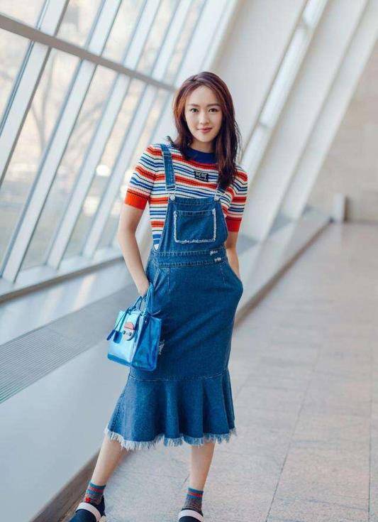 苗苗穿t恤搭牛仔短裤清新气质,不化妆也耐看,少女感扑面而来_女人