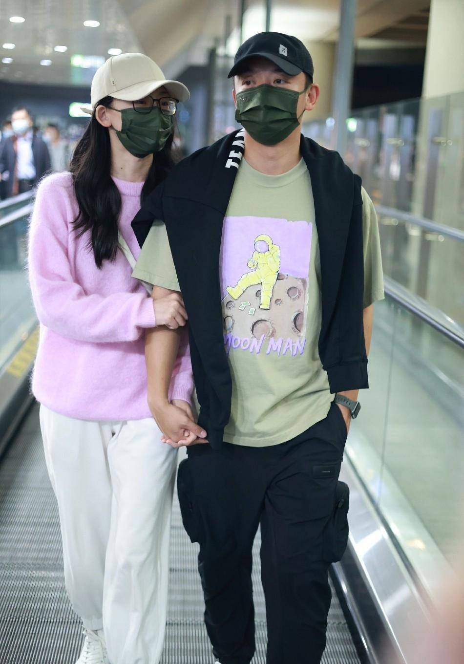 值得保留的是,郑恺和苗苗的感情还是很甜蜜的,苗苗没有任何素颜出镜的