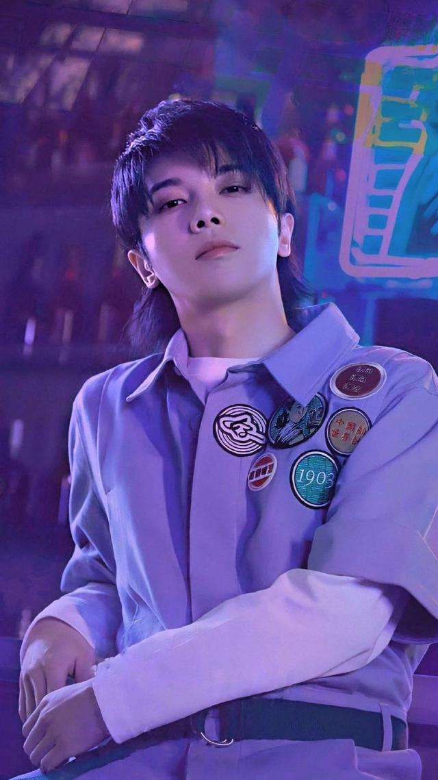 华晨宇腹肌曝光,真的是穿衣显瘦脱衣有肉,看来闭关有好好健身啊_音乐