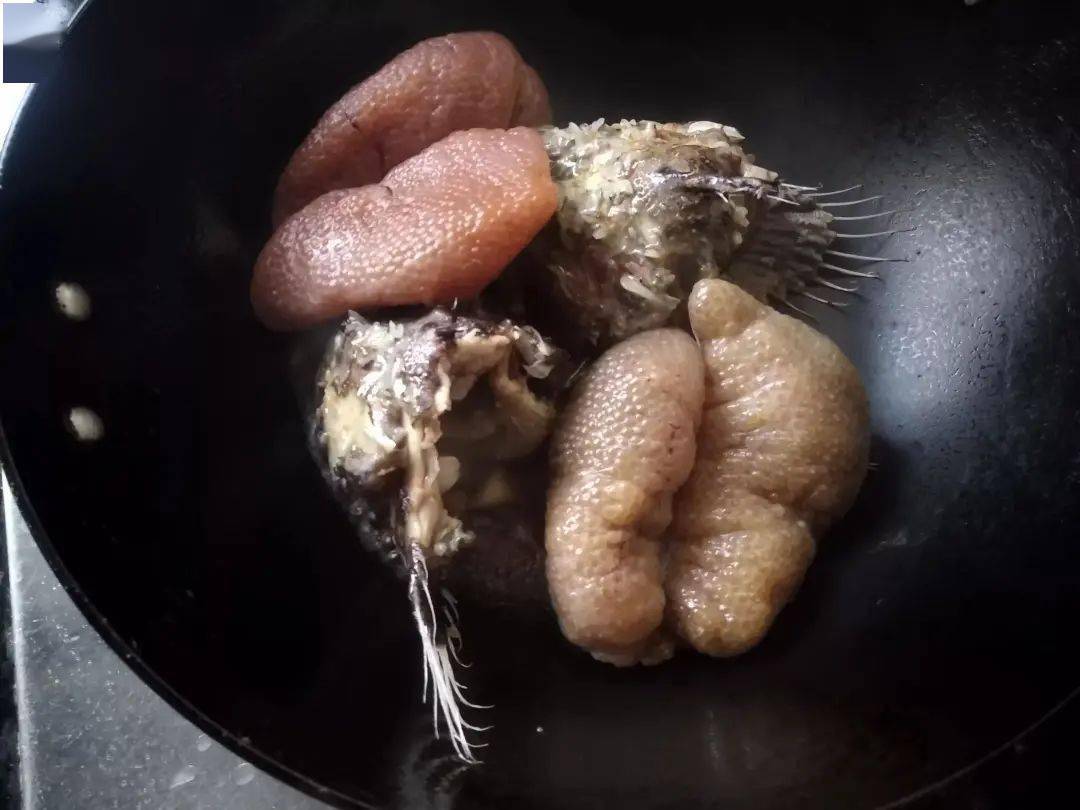锅中汤汁大火烧开,加入鱼肚和鱼肝后转小火,焖至汤汁浓稠后加盐和胡椒