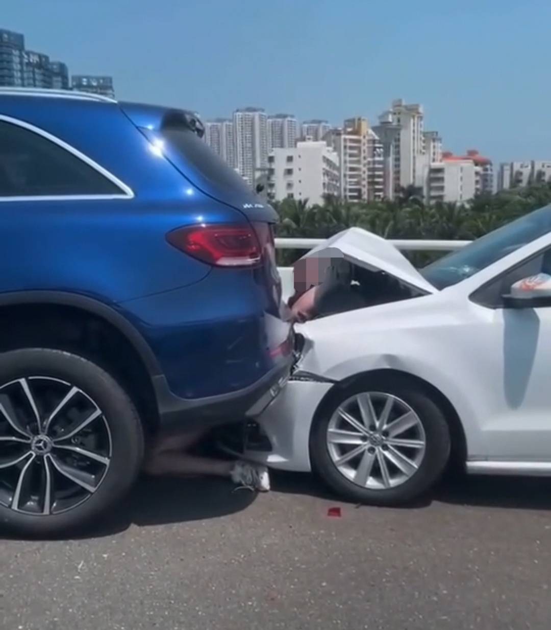 海口一奔驰被追尾,女车主站在车后遭遇连环追尾,被两车夹挤身亡