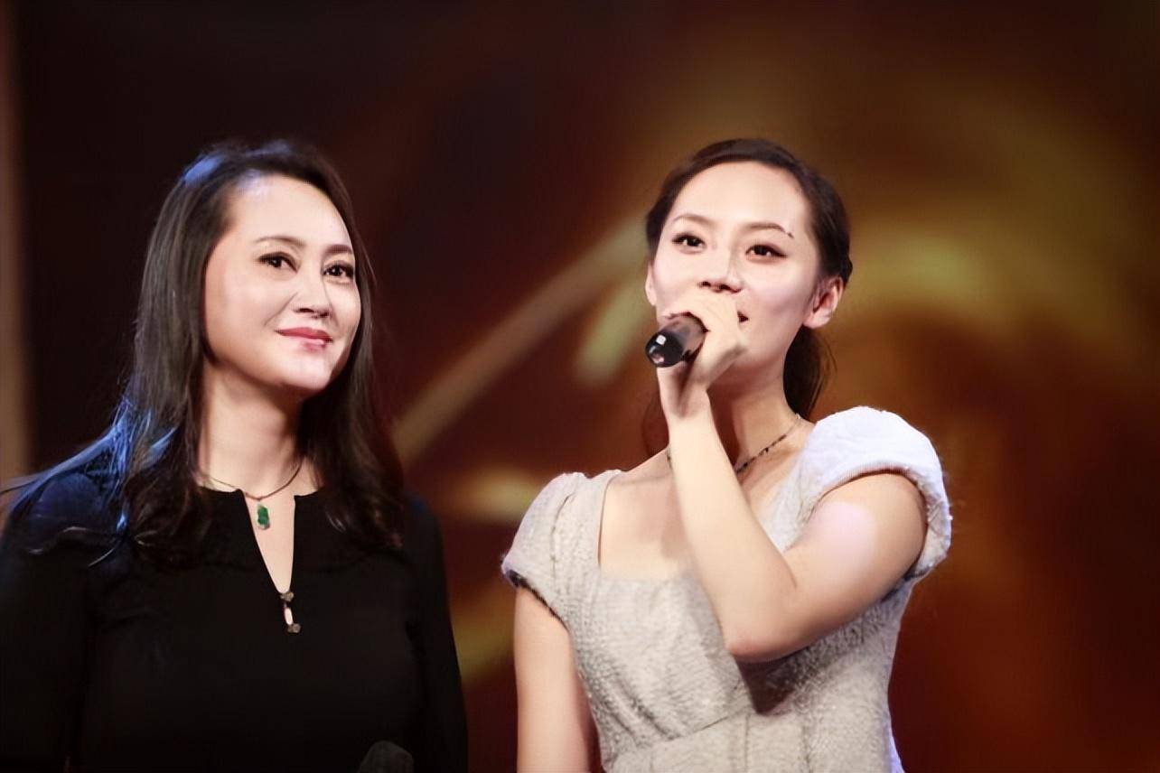 大宋佳和女儿同台,女儿遗传妈妈好身材,但气质美貌却不如妈_展现_女性