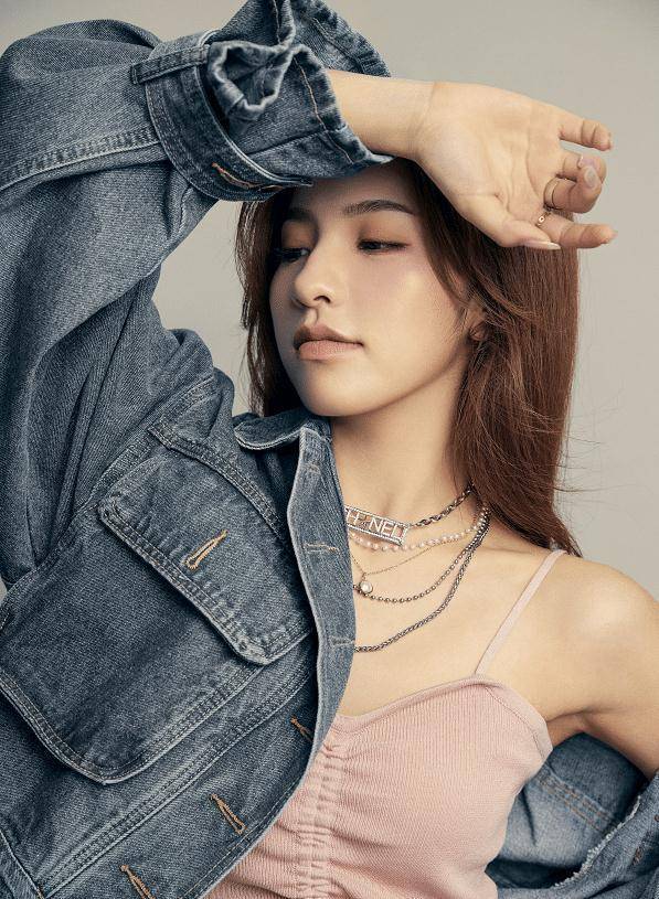 刘思瑶终于穿上裤装,谁注意她的坐姿?