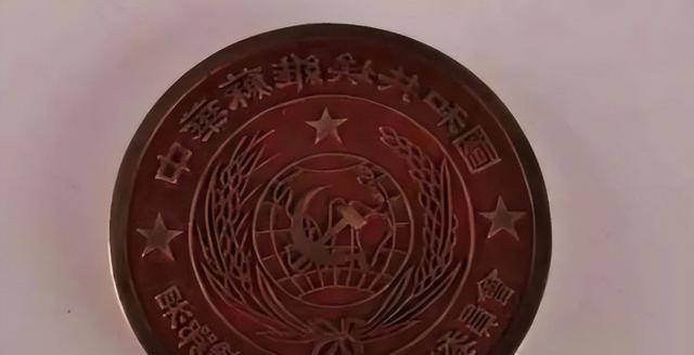 印章随手在自己的笔记本上印了一下,只见上面写着"中华苏维埃共和国"