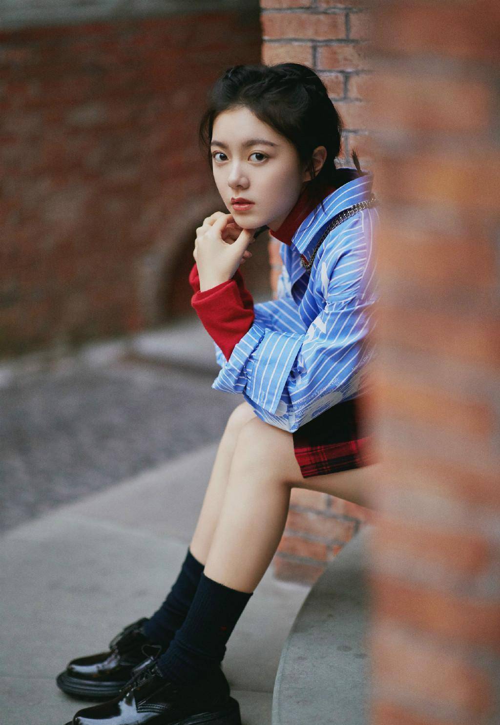 果然是大一新生样,赵今麦出活动穿衬衫配牛仔短裙,清纯有活力_造型