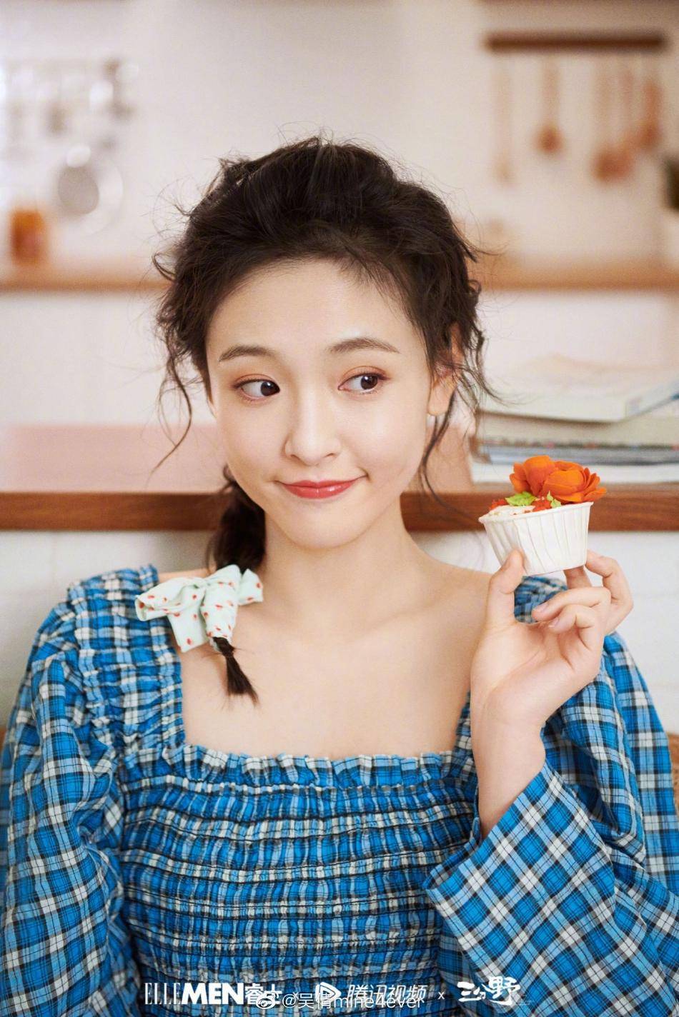 吴倩回母校武汉大学,和学妹学弟合影留念,网友热议不断_张雨剑_作为一