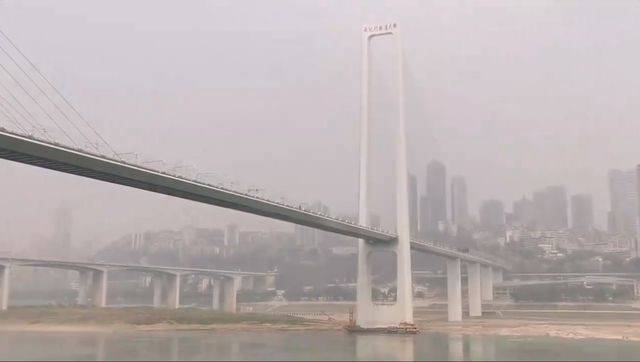 重庆长江惊现“石头阵”，摆放整齐成网红景点，为何修建争论不休