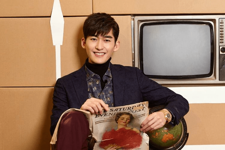 同样扯住女演员的内衣带,一个是可爱,一个是"咸猪手"_网友_李钟硕