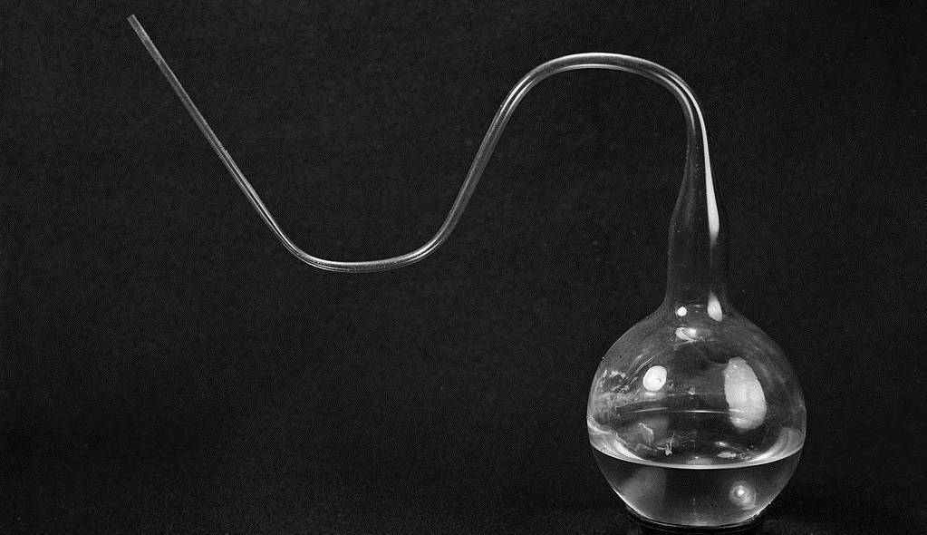 而曲颈瓶由于瓶颈弯曲又细长,空气只能落到凹处,很难进入瓶内,与肉汤