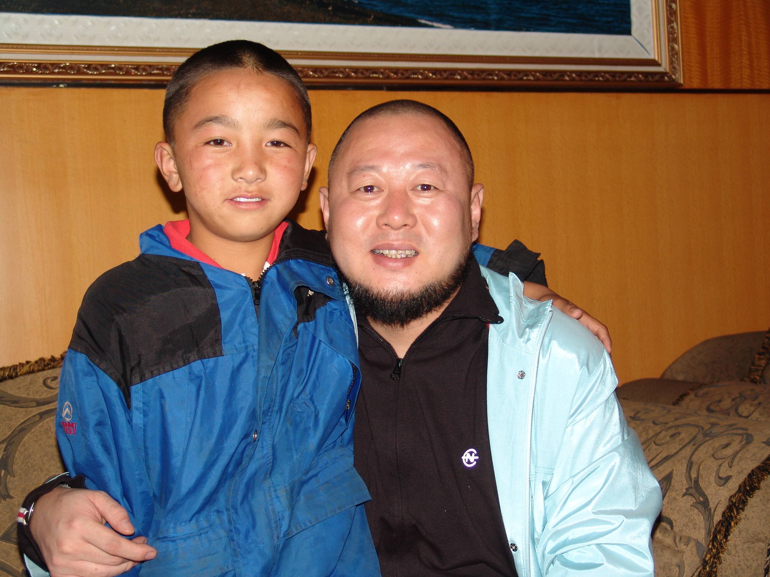 火风是一个有爱心的男人,他在西藏采风时,将烈士遗孤洛松丁增收为养子