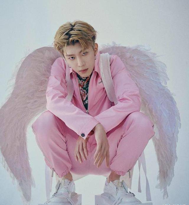 范丞丞最新大片曝光,天使翅膀搭配粉色西装,显得少年感十足_时尚_姐姐