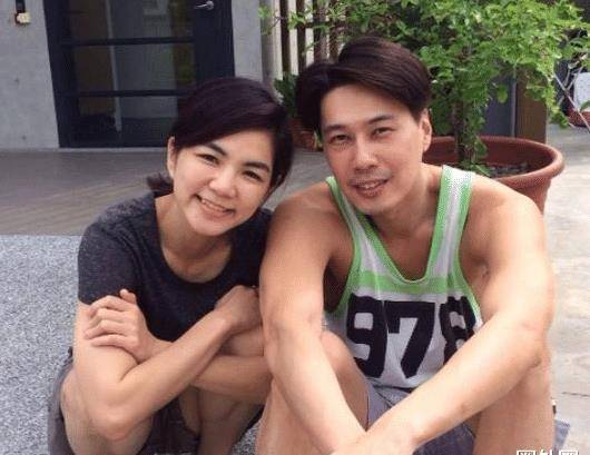 发单曲,事业甚至还迎来了小高峰,老公在背后默默地支持让ella毫无顾虑