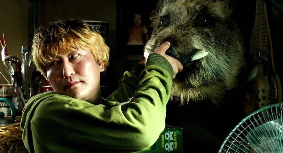 《寄生虫》导演科幻力作,深入黑暗极致讽刺,宋康昊神演技早有了_汉江