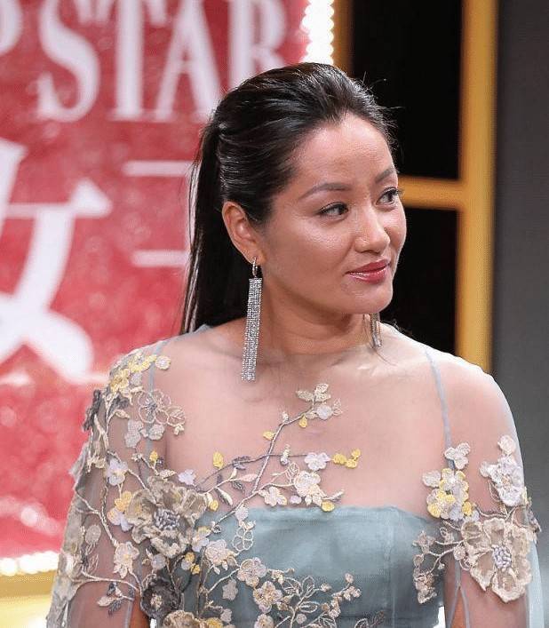 瞿颖身穿公主裙扮嫩,却依旧尽显老态,颈纹赘肉引人热议_身材_显得