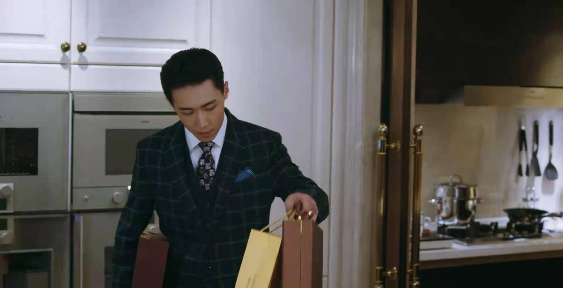 《暴风眼》中的苗霏和周恋:边界不清,再好的闺蜜情也终将破裂_贾长安