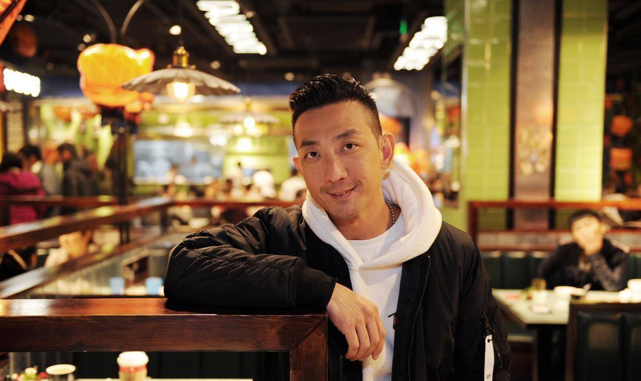 香港演员李灿森发布中秋视频引赞誉,他说凤梨酥懂事了就会回来了_表演