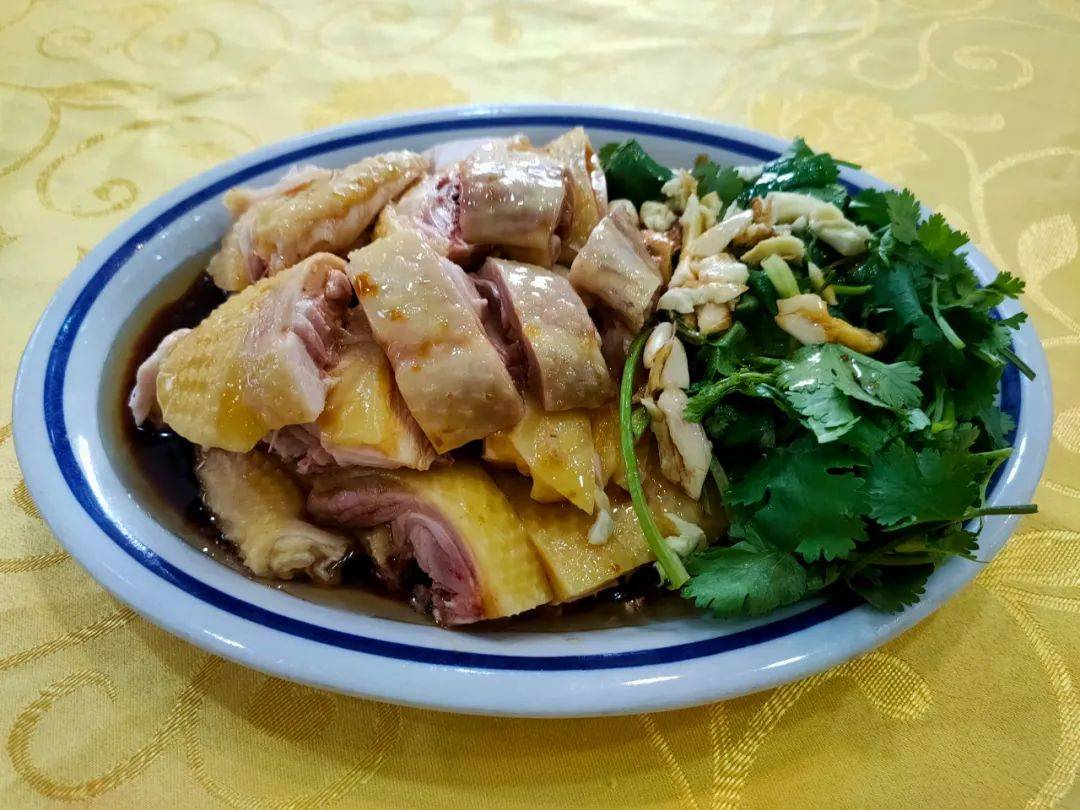 化州香油鸡化州笪桥隔水蒸鸡烹饪技艺历史悠久,源远流长,既是研究粤西