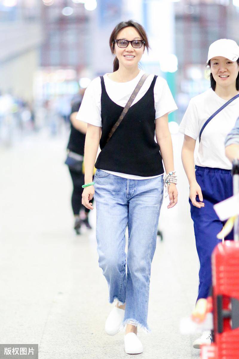 闫妮真懂时尚,背心外穿时尚又大胆,配牛仔裤减龄效果太明显_吊带_中年