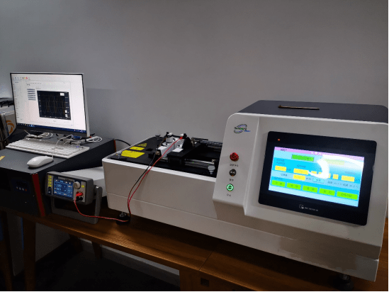 图1 s100源表搭配拉伸设备组成柔性电子材料测试系统图中连接线使用的