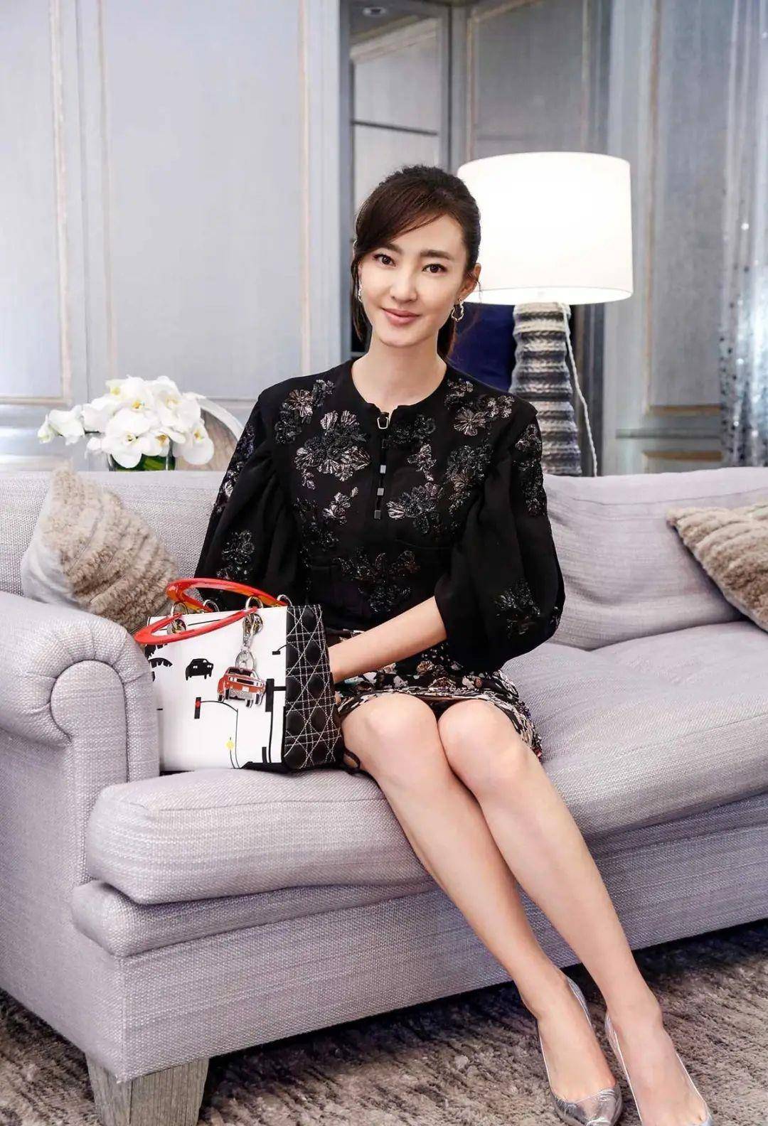 长发王丽坤抹身材上搭豹纹短裤,风格大转变尽显潮流"酷妹"本色8月24日