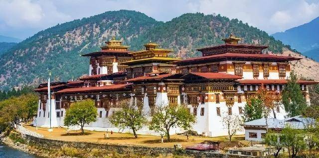 幸福的穷国不丹既开放又保守，痴迷生殖崇拜，盛行一夫多妻制