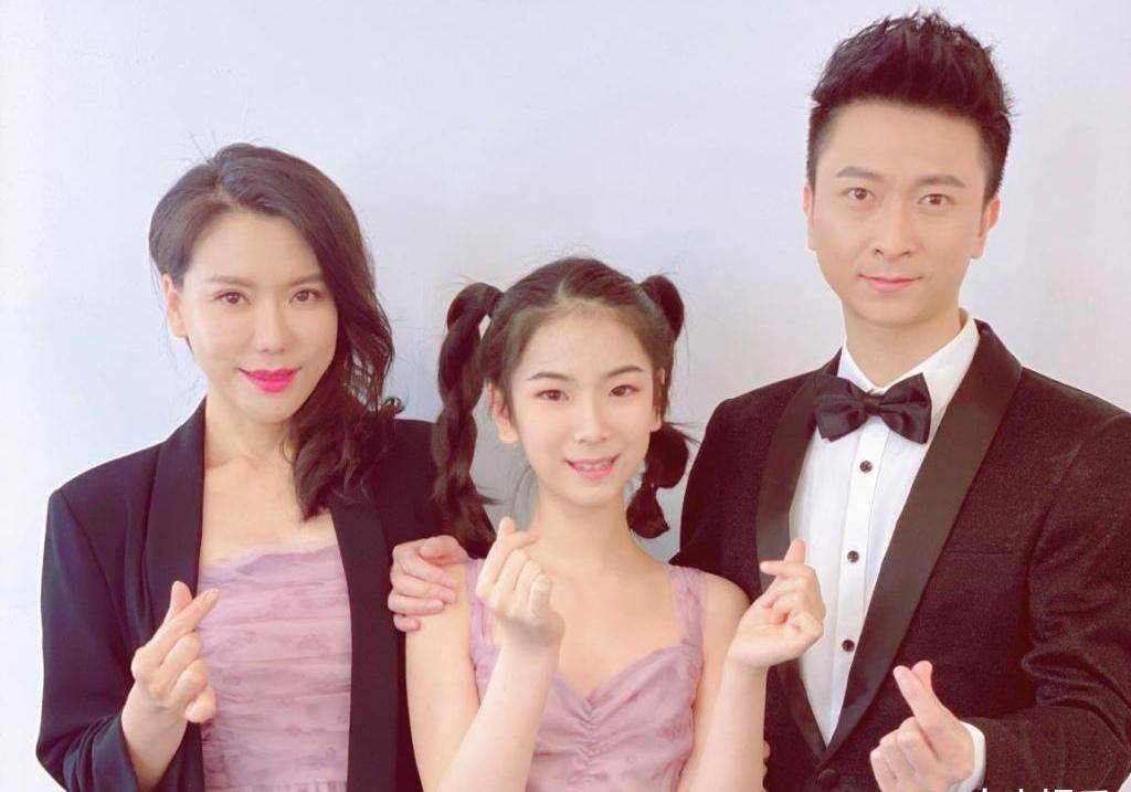 李昕融的母亲樊桐舟同样不简单,五岁就开始学习钢琴,七岁进入少年合唱