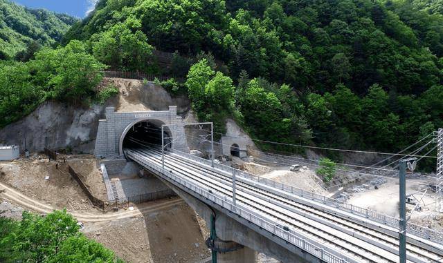 高铁进山洞图片