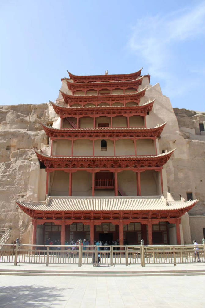 出来买条网红雪条,印有九层塔,月牙泉等图案,也满足了小伙伴们的少女